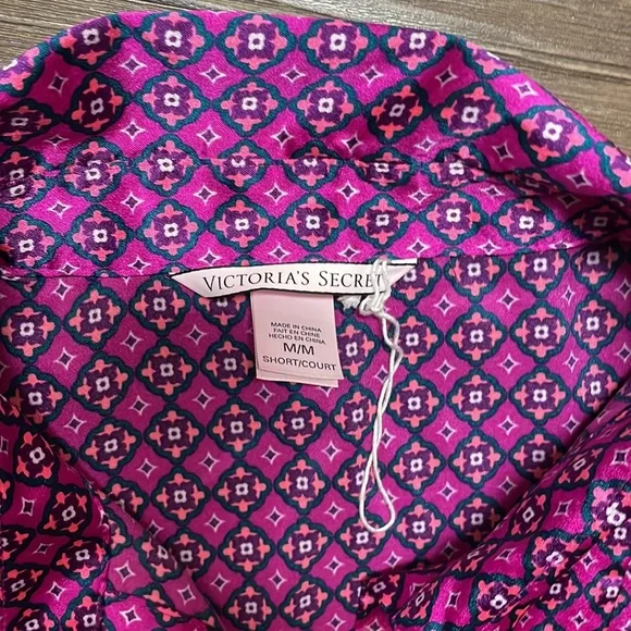 🔴Victoria’s Secret Satin Shirt - Picture 4 of 7